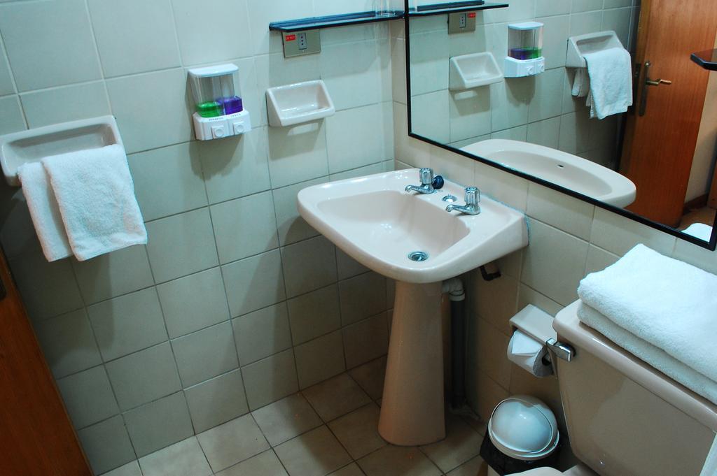 Hotel Jham Ікіке Номер фото